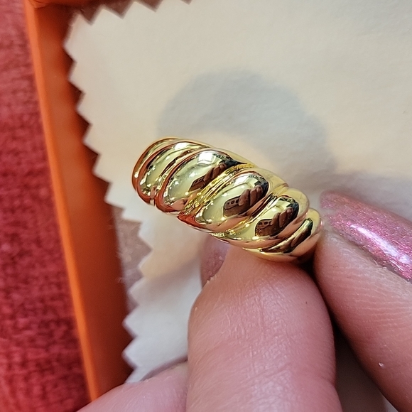 Gold color size 8 ring - Picture 2 of 3